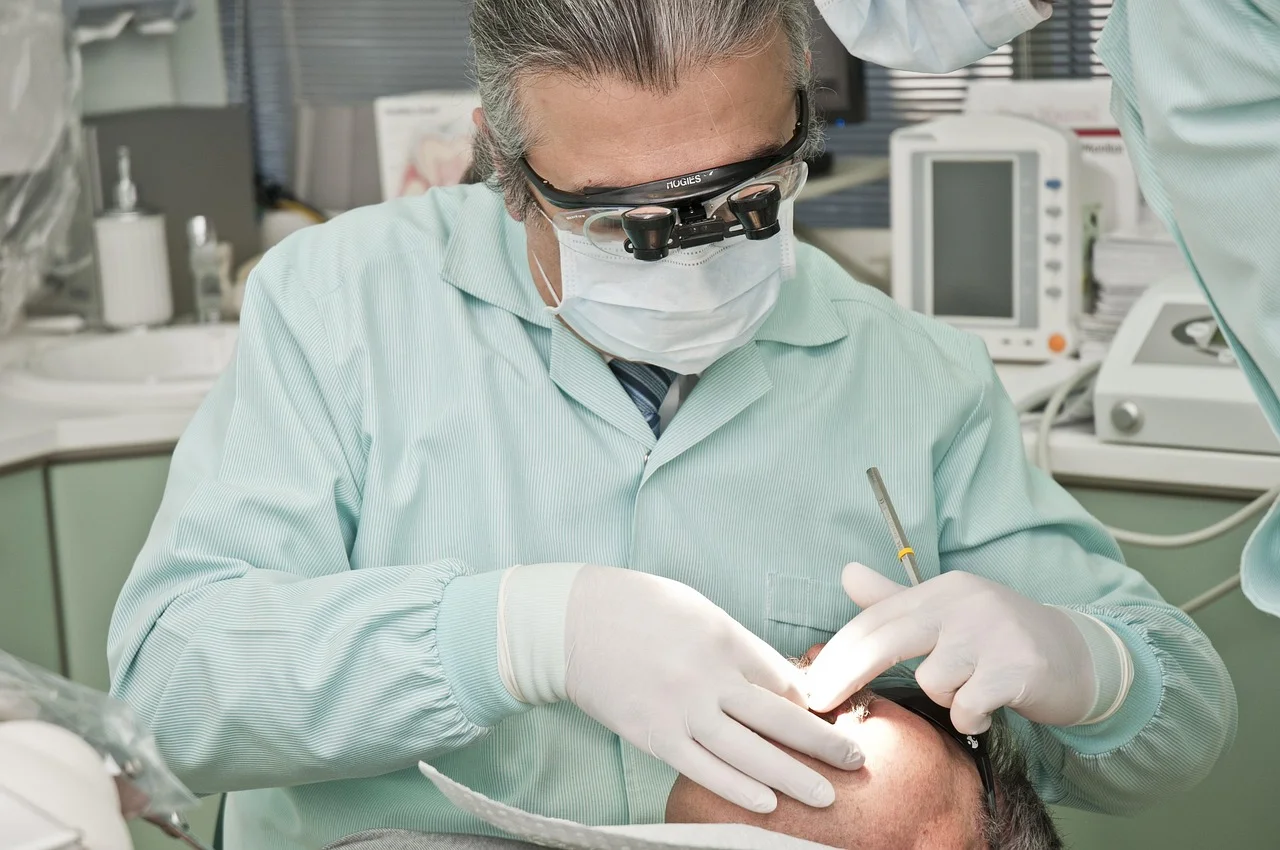 Odbudowa zęba u polskiego dentysty w UK — mikroskopowe leczenie i kompleksowa opieka